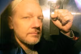 Nhà sáng lập WikiLeaks Julian Assange tới tòa án ở London, Anh ngày 1/5 vừa qua. (Ảnh: AFP/TTXVN)