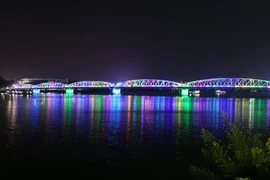 Cầu Trường Tiền lung linh về đêm dưới hiệu ứng chiếu sáng từ hệ thống đèn led mới. (Ảnh: Hồ Cầu/TTXVN)
