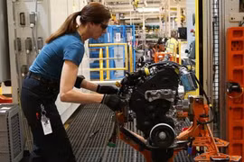 Một nhân viên đang làm việc trên một dây chuyền sản xuất động cơ tại nhà máy Ford, ở Dagenham của London. (Nguồn: Getty Images)