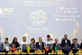 Đại diện Tập đoàn Bất động sản Phú Gia Thịnh và các đối tác thực hiện ký kết hợp tác tại lễ ra mắt dự án. (Ảnh: Trần Lê Lâm/TTXVN)