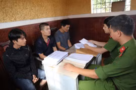 Các đối tượng cá độ tại cơ quan điều tra. Ảnh do cơ quan công an cung cấp. (Nguồn: TTXVN phát)