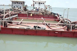 Các sà lan trang bị thiết bị hút cát trái phép bị lực lượng biên phòng Thành phố bắt giữ. (Ảnh: TTXVN phát) 