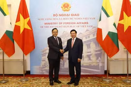 Phó Thủ tướng, Bộ trưởng Bộ Ngoại giao Phạm Bình Minh và Bộ trưởng Bộ Hợp tác Quốc tế Myanmar Kyaw Tin. (Ảnh: Văn Điệp/TTXVN)