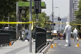 Cảnh sát điều tra tại hiện trường vụ nổ ở bến xe buýt tại Santiago của Chile, ngày 4/1. (Ảnh: AFP/TTXVN)