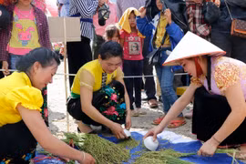 Những bông lúa nếp sau khi hái về sẽ được tuốt bằng những chiếc bát con. (Ảnh: Việt Dũng/TTXVN) 