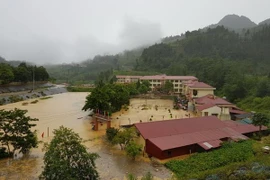 Mưa lớn ở Lào Cai đã gây tắc nghẽn giao thông, sạt lở lớn và ngập úng. (Ảnh: Hương Thu/TTXVN)