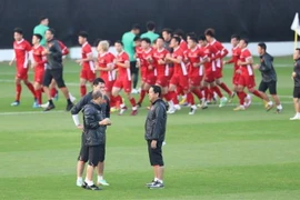 Huấn luyện viên Park Hang-seo trao đổi với huấn luyện viên thủ môn Nguyễn Đức Cảnh (trái) về phương án luyện tập chống bóng bổng cho các thủ môn. (Ảnh: Hoàng Linh/TTXVN)