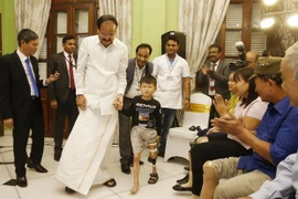 Phó Tổng thống Ấn Độ Venkaiah Naidu với người khuyết tật được lắp chân giả của hai tỉnh Quảng Ninh và Yên Bái. (Ảnh: Lâm Khánh/TTXVN) 