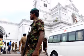 Lực lượng an ninh Sri Lanka được triển khai bên ngoài nhà thờ St. Anthony ở thủ đô Colombo sau vụ nổ ngày 21/4. (Ảnh: THX/TTXVN)