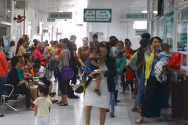 Rất đông phụ huynh đưa con đến khám bệnh tại Bệnh viện Nhi đồng 2 Thành phố Hồ Chí Minh. (Ảnh: Đinh Hằng/TTXVN)