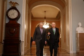 Lãnh đạo phe đa số tại Thượng viện Mỹ Mitch McConnell (phải) và lãnh đạo phe thiểu số Chuck Schumer tại tòa nhà Quốc hội Mỹ ở Washington, DC. (Ảnh: AFP/TTXVN)