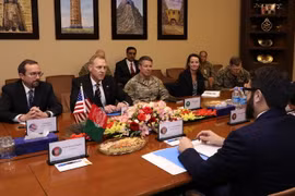 Quyền Bộ trưởng Quốc phòng Mỹ Patrick Shanahan (thứ 2, trái) trong cuộc gặp Cố vấn An ninh quốc gia Afghanistan Hamdullah Mohib (phải) tại Kabul ngày 11/2. (Ảnh: AFP/TTXVN)