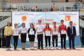 Trao giấy khen cho các vận động viên tham dự Hội thao lần thứ hai. (Ảnh: Hữu Tuyên/TTXVN)