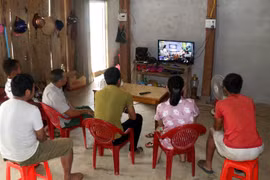 Các hộ gia đình trong bản Mo 1, xã Xuân Hoa, huyện Bảo Yên lần đầu tiên được sử dụng điện lưới quốc gia. (Ảnh: Quốc Khánh/TTXVN)