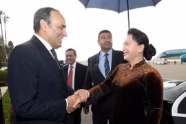 Chủ tịch Hạ viện Maroc Habib El Malki đón Chủ tịch Quốc hội Nguyễn Thị Kim Ngân tại sân bay quốc tế Rabat Salle ở thủ đô Rabat. (Ảnh: Trọng Đức/TTXVN)