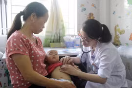 Các bác sỹ khám sàng lọc tim bẩm sinh miễn phí cho trẻ em. (Ảnh minh họa: Đồng Thúy/TTXVN)