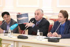 Đồng phục và vũ khí của chiến sỹ Mặt trận Dân tộc Giải phóng miền Nam Việt Nam và đế quốc Mỹ. (Nguồn: sputniknews)