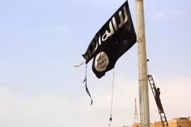 Lực lượng dân chủ Syria (SDF) gỡ cờ của Tổ chức khủng bố Nhà nước Hồi giáo (IS) tự xưng tại thị trấn Tabqa, cách thành phố Raqa khoảng 55km. (Ảnh: AFP/TTXVN)