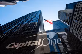 Trụ sở ngân hàng Capital One tại New York của Mỹ. (Ảnh: AFP/TTXVN)