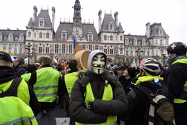 Người biểu tình "Áo vàng" tập trung tại thủ đô Paris, Pháp, ngày 5/1. (Ảnh: AFP/TTXVN)