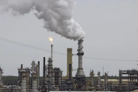 Một cơ sở khai thác dầu tại Fort McMurray của Canada. (Ảnh: AFP/TTXVN)