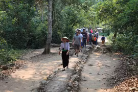 Du khách trong và ngoài nước tới tham quan khu di tích Sở Chỉ huy Chiến dịch Điện Biên Phủ. (Ảnh: Xuân Tiến/TTXVN)