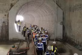 Đoàn công tác khảo sát dọc tuyến đường hầm TBM nối ga Ba Son - ga Nhà hát Thành phố. (Ảnh: Tiến Lực/TTXVN)