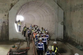 Đoàn công tác khảo sát dọc tuyến đường hầm TBM nối ga Ba Son - ga Nhà hát Thành phố. (Ảnh: Tiến Lực/TTXVN)