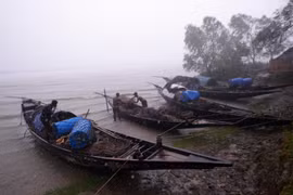 Bão Fani đổ bộ gây mưa lớn ở Khulna của Bangladesh ngày 3/5. (Ảnh: AFP/TTXVN)