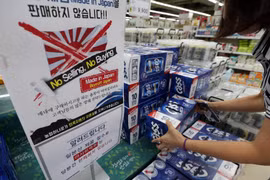 Bảng thông báo không bán, không mua các sản phẩm từ Nhật Bản tại một siêu thị ở Seoul của Hàn Quốc. (Ảnh: Yonhap/TTXVN)