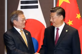 Tổng thống Hàn Quốc Moon Jae-in (trái) trong cuộc gặp Chủ tịch Trung Quốc Tập Cận Bình bên lề Tuần lễ Cấp cao Diễn đàn Hợp tác Kinh tế châu Á-Thái Bình Dương (APEC) tại thủ đô Port Moresby của Papua New Guinea ngày 17/11/2018. (Ảnh: Yonhap/TTXVN)