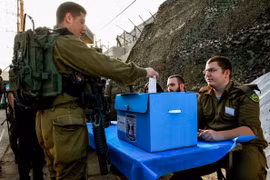 Binh sỹ Israel bỏ phiếu sớm tại một địa điểm bầu cử gần biên giới Israel và Dải Gaza ngày 7/4. (Ảnh: AFP/TTXVN)