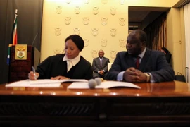 Bộ trưởng Tài chính Nam Phi Tito Mboweni - bên phải. (Ảnh: AFP/TTXVN)