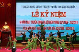 Văn nghệ chào mừng lễ kỷ niệm tại tỉnh Điện Biên. (Ảnh: Phan Tuấn Anh/TTXVN)