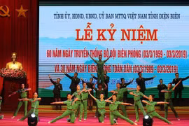 Văn nghệ chào mừng lễ kỷ niệm tại tỉnh Điện Biên. (Ảnh: Phan Tuấn Anh/TTXVN)
