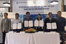 Đại diện Sihub ký kết với các nhà khoa học về hợp tác với thương mại hóa kết quả nghiên cứu. (Ảnh: Tiến Lực/TTXVN)