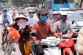 Nhân dân Thủ đô tham gia giao thông trên tuyến đường Minh Khai-Tam Trinh trong nắng nóng gần 40 độ C. (Ảnh: Doãn Tấn/TTXVN)
