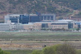 Quang cảnh Khu công nghiệp chung Kaesong nhìn từ thành phố biên giới Paju ngày 24/4/2018. (Ảnh: AFP/TTXVN)