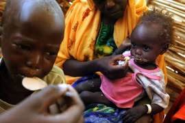 Trẻ em bị suy dinh dưỡng do thiếu lương thực điều trị tại một trung tâm y tế ở Darfur của Sudan. (Ảnh: AFP/TTXVN)