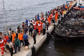 Lực lượng cứu hộ tại một vụ cháy tàu của Indoneisa. (Nguồn: Reuters)