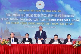 Thủ tướng Nguyễn Xuân Phúc nói chuyện thân mật với cộng đồng người Việt Nam tại Séc. (Ảnh: Thống Nhất/TTXVN)