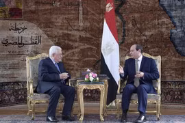 Tổng thống Ai Cập Abdel Fattah El-Sisi (phải) và Tổng thống Palestine Mahmoud Abbas (trái) tại cuộc gặp ở Cairo ngày 5/1. (Ảnh: AFP/TTXVN)