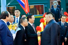 Đồng chí Võ Văn Thưởng, Ủy viên Bộ Chính trị, Bí thư Trung ương Đảng, Trưởng ban Tuyên giáo Trung ương đón Chủ tịch Triều Tiên Kim Jong-un tại ga Đồng Đăng. (Ảnh: Nhan Sáng/TTXVN)