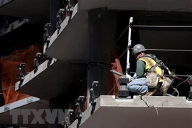 Công nhân làm việc tại một công trường xây dựng ở San Francisco, California, Mỹ. (Ảnh: AFP/TTXVN)
