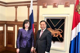 Đại sứ Ngô Đức Mạnh làm việc và bà Vera Shcherbina, Phó Thống đốc thứ nhất tỉnh Primorye. (Ảnh Dương Trí/TTXVN)