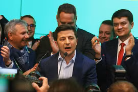 Tân Tổng thống Ukraine Volodymyr Zelensky (giữa). (Ảnh: THX/TTXVN)