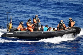 Lực lượng Hải quân EU giải cứu người di cư trên Địa Trung Hải. (Ảnh: AFP/TTXVN)