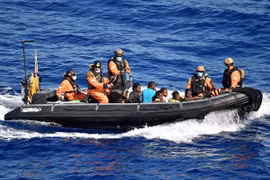 Lực lượng Hải quân EU giải cứu người di cư trên Địa Trung Hải. (Ảnh: AFP/TTXVN)
