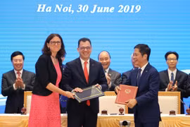 Thủ tướng Nguyễn Xuân Phúc chứng kiến Lễ ký Hiệp định Thương mại tự do giữa Việt Nam và Liên minh châu Âu (EVFTA). (Ảnh: Lâm Khánh/TTXVN)