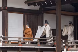 Nhật Hoàng Akihito (phải) rời khỏi ngôi đền Hoàng gia Kashikodokoro sau một nghi lễ trong lễ thoái vị, tại Tokyo ngày 30/4. (Ảnh: AFP/TTXVN) 